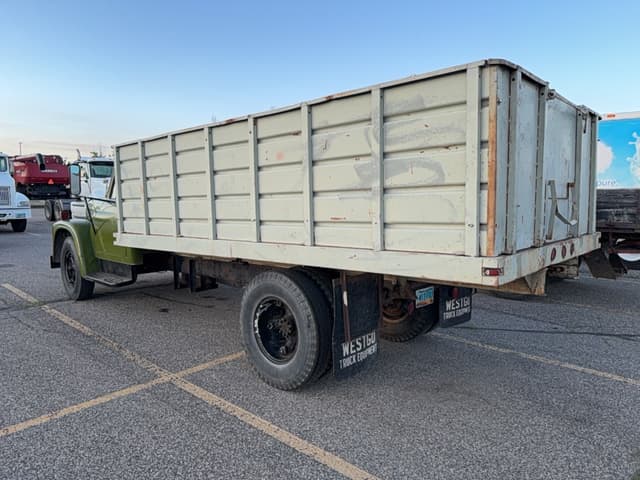 Image of International Loadstar 1600 equipment image 2
