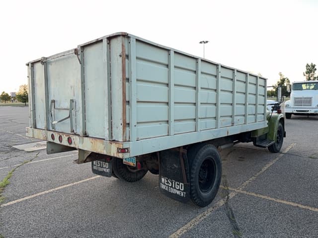 Image of International Loadstar 1600 equipment image 4