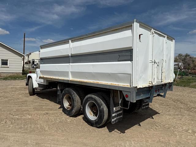 Image of International Loadstar 1800 equipment image 2