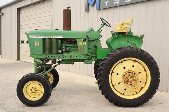Image of John Deere 2520 equipment image 4