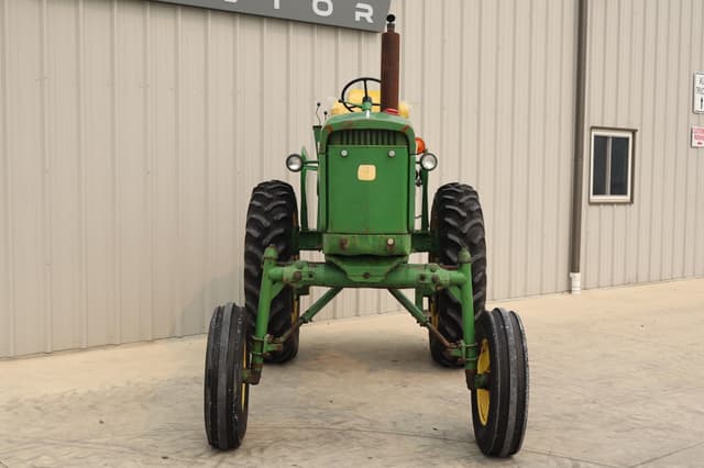 Image of John Deere 2520 equipment image 1