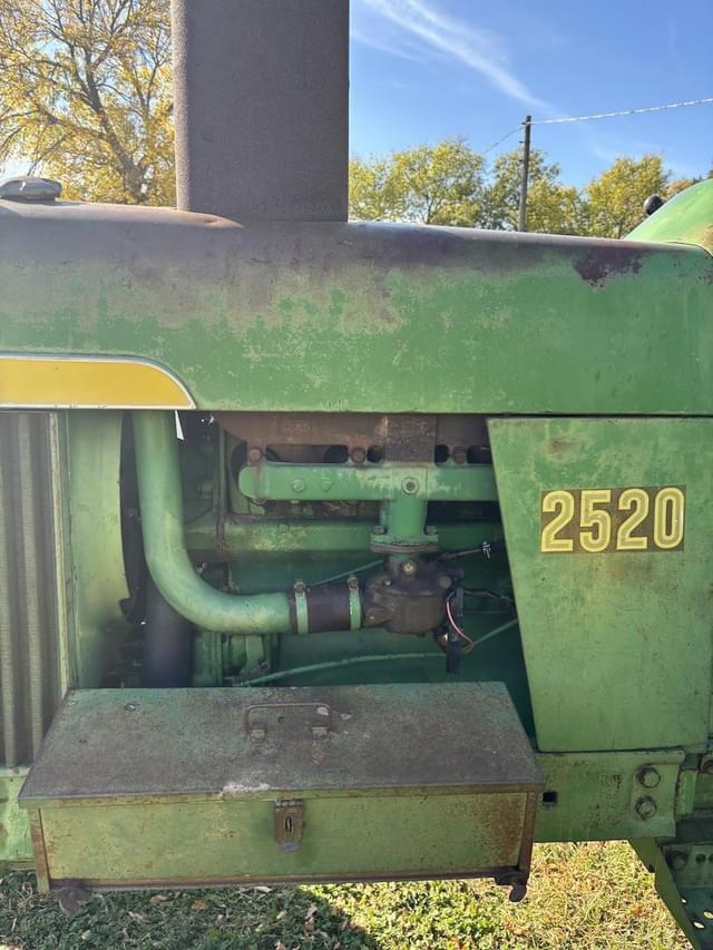 Image of John Deere 2520 equipment image 4