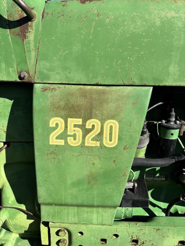 Image of John Deere 2520 equipment image 1