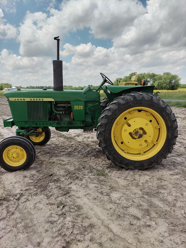 Image of John Deere 2520 equipment image 1