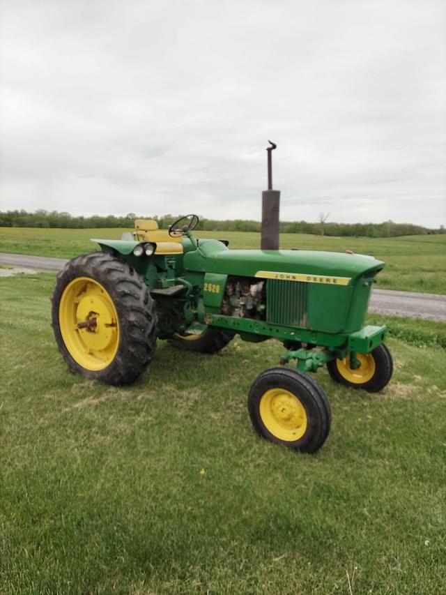 Image of John Deere 2520 equipment image 2