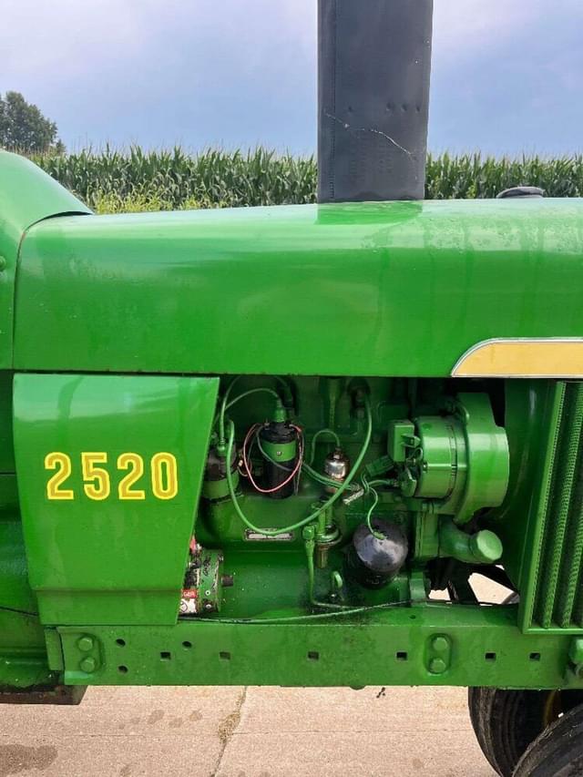 Image of John Deere 2520 equipment image 3