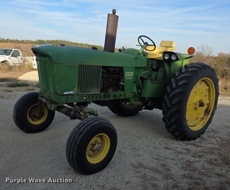 1970 John Deere 2520 Equipment Image0