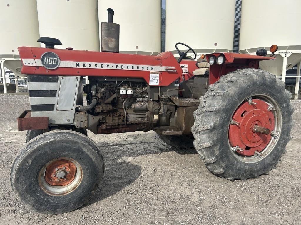 1970 Massey Ferguson 1100 Equipment Image0