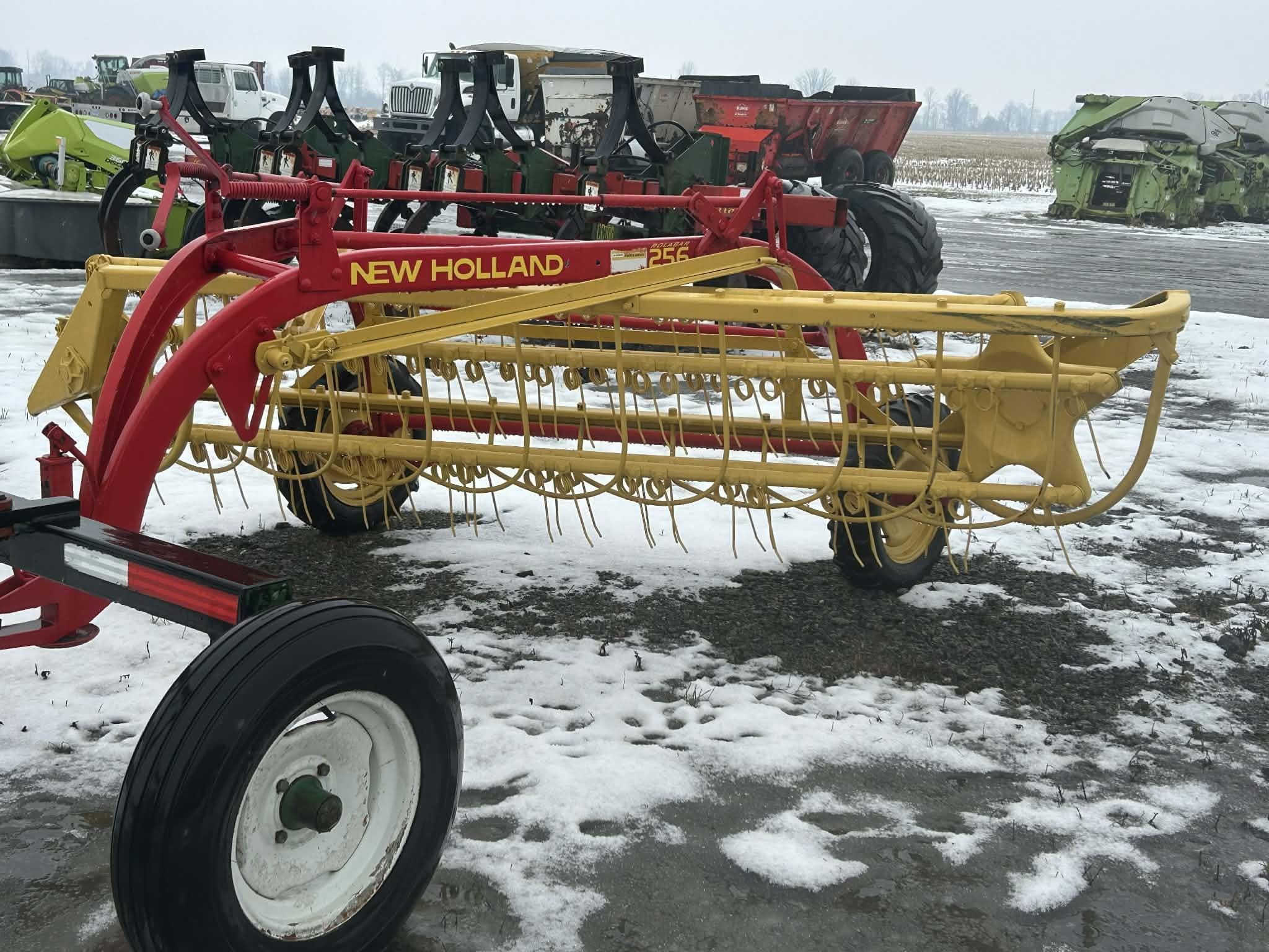 1970 New Holland Rolabar 256 Equipment Image0