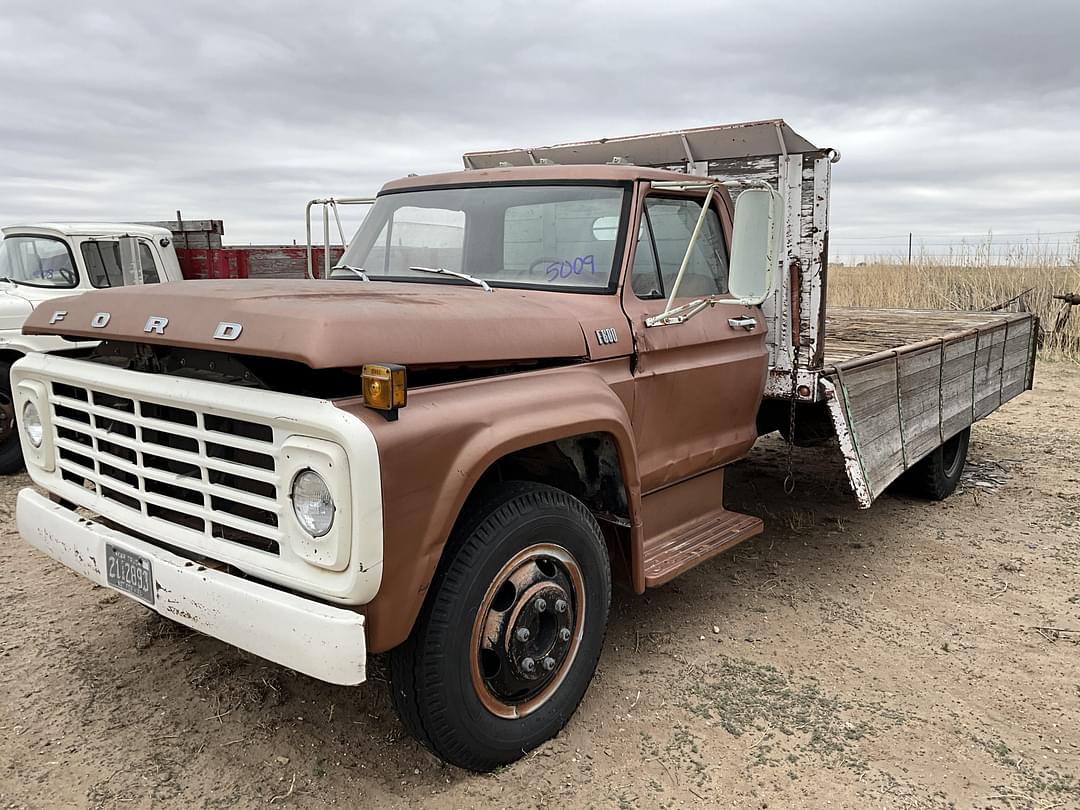 Image of Ford F-600 Primary image