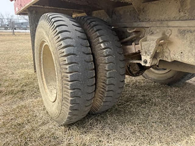 Image of Ford 600 equipment image 3