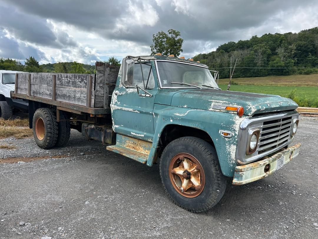 Image of Ford F-700 Primary image