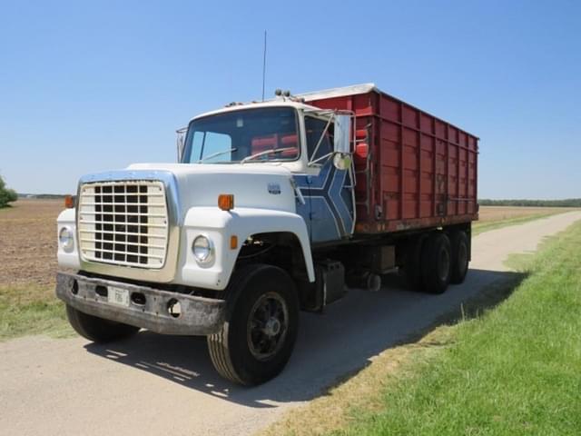 Image of Ford F-9000 equipment image 1