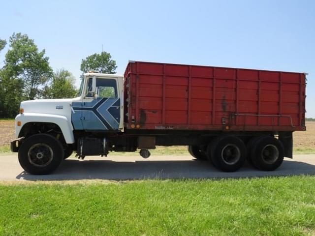 Image of Ford F-9000 equipment image 2