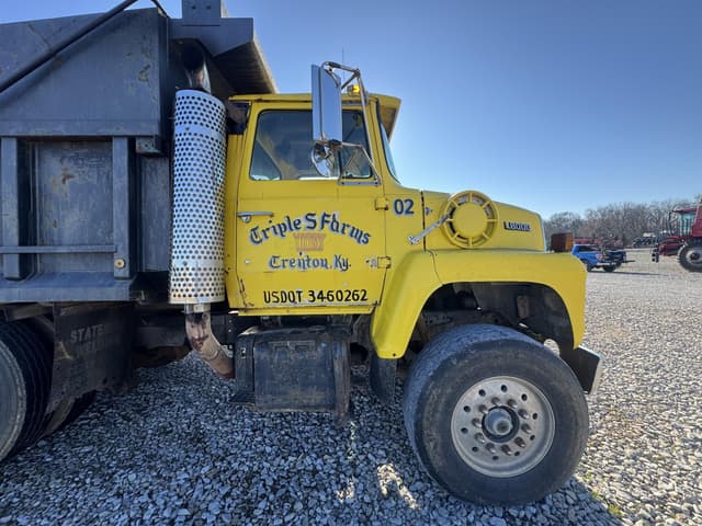 Image of Ford L8000 equipment image 4