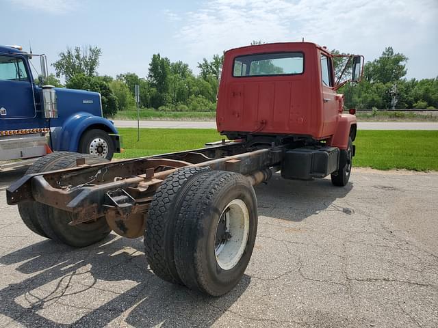Image of Ford L8000 equipment image 2