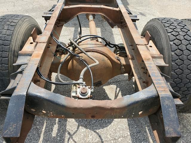 Image of Ford L8000 equipment image 3