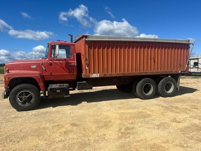 Image of Ford L8000 equipment image 4