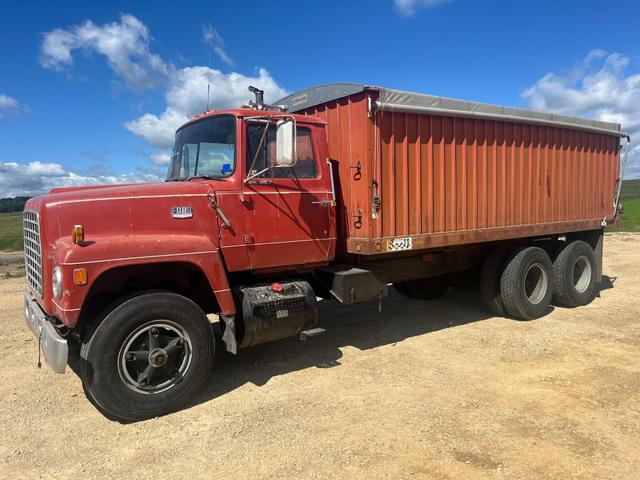 Image of Ford L8000 equipment image 3