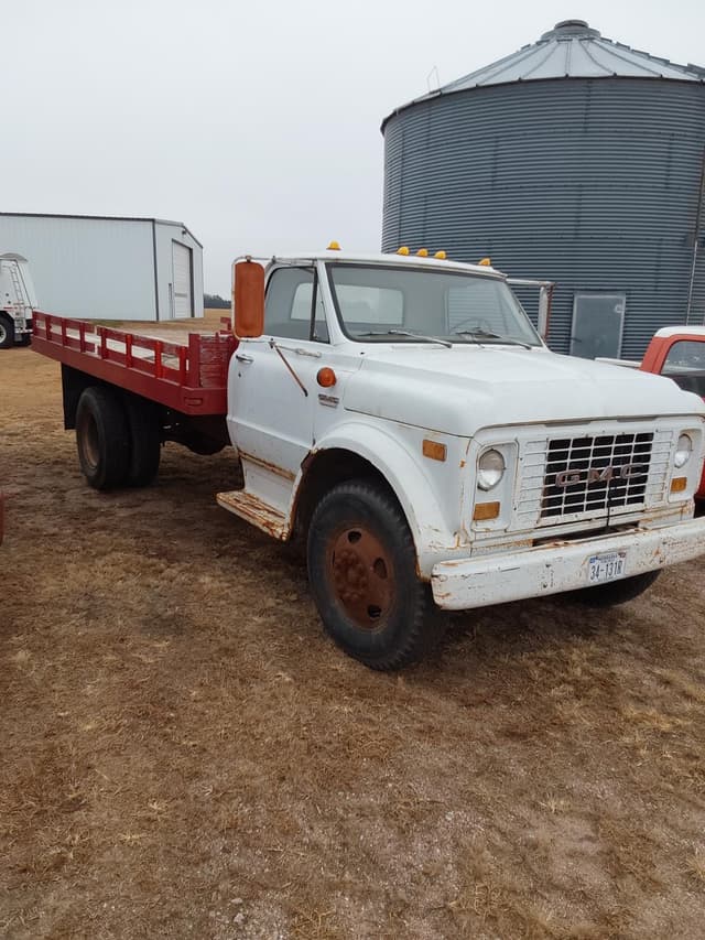 Image of GMC 5500 equipment image 2