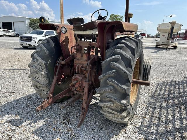 Image of International Harvester 1026 equipment image 2