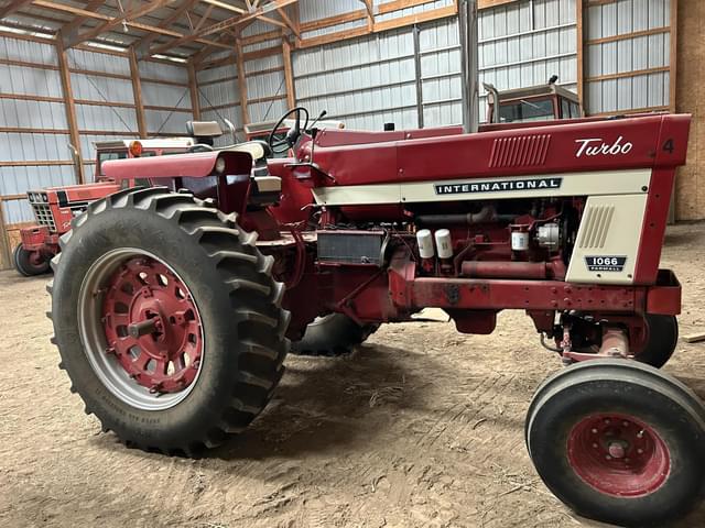 Image of International Harvester 1066 equipment image 2