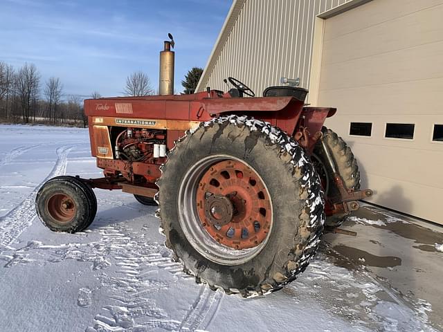 Image of International Harvester 1066 equipment image 2