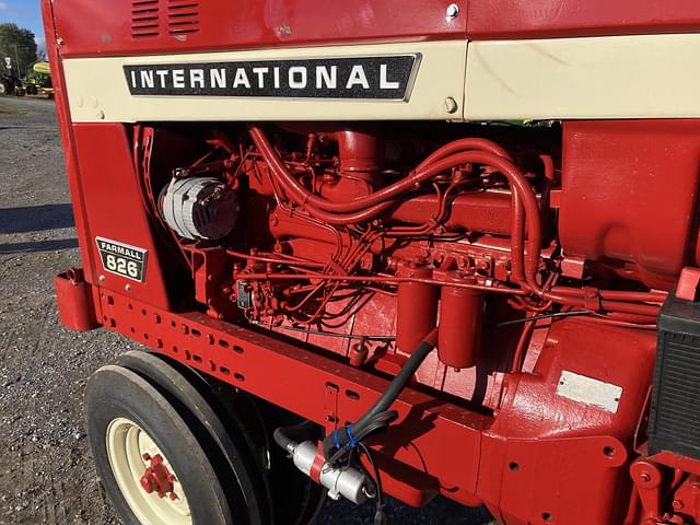 Image of International Harvester 826 equipment image 1