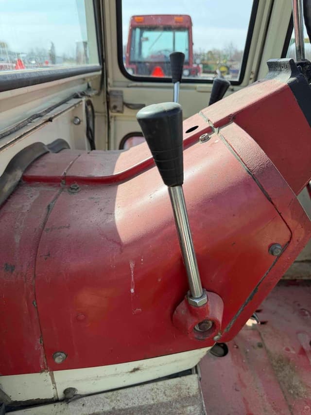 Image of International Harvester 826 equipment image 2