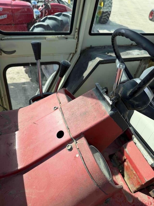 Image of International Harvester 826 equipment image 4