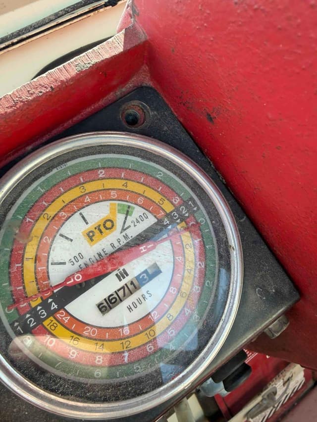 Image of International Harvester 826 equipment image 3