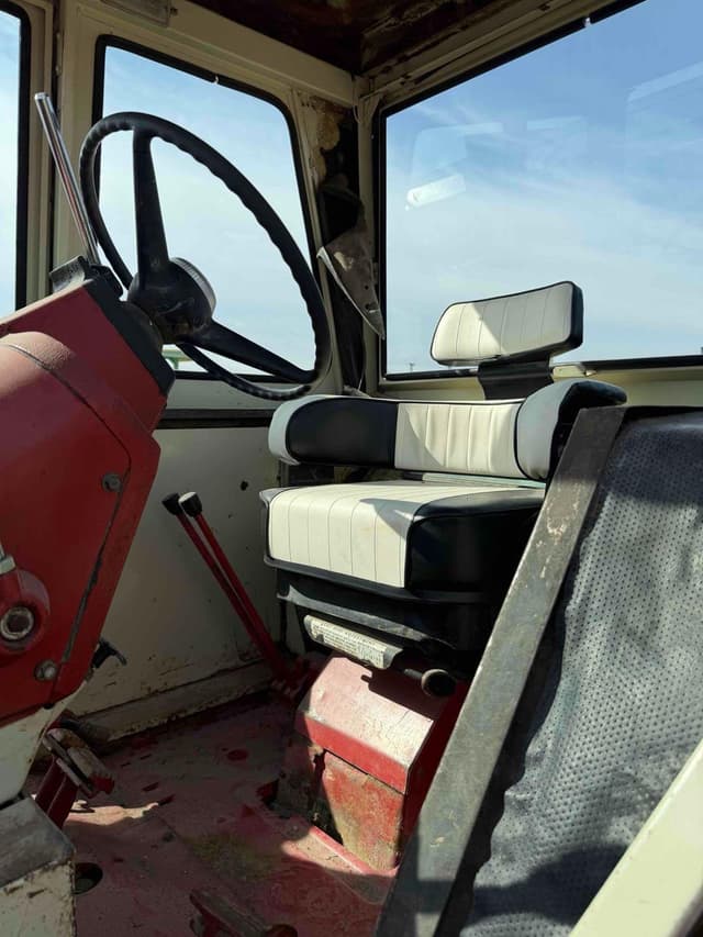 Image of International Harvester 826 equipment image 1