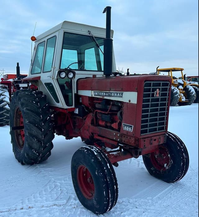Image of International Harvester 826 equipment image 1