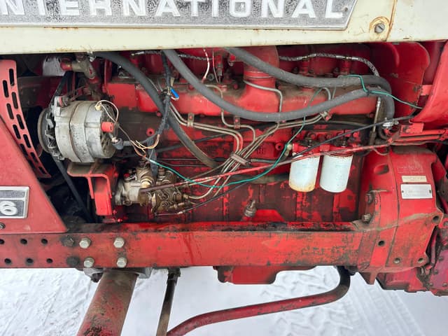 Image of International Harvester 826 equipment image 4