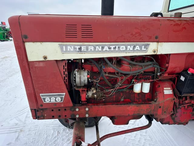 Image of International Harvester 826 equipment image 3