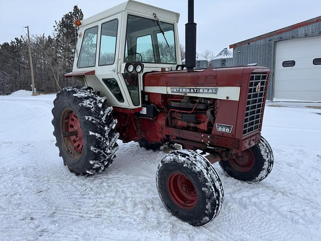 Image of International Harvester 826 equipment image 1