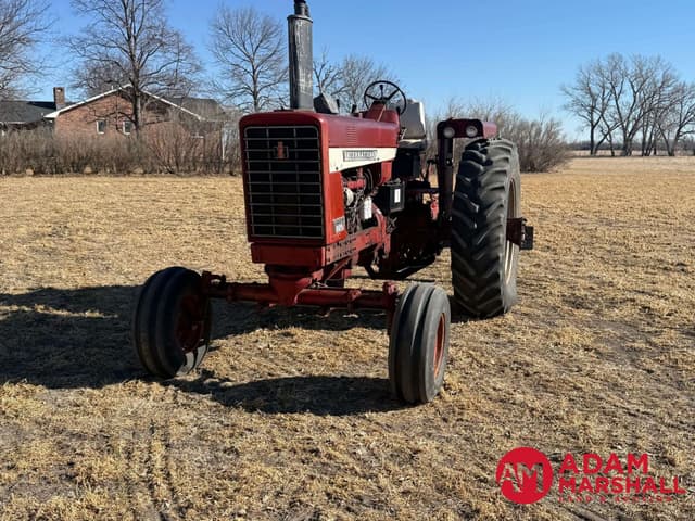 Image of International Harvester 826 equipment image 4