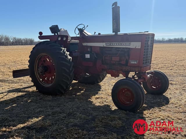 Image of International Harvester 826 equipment image 1