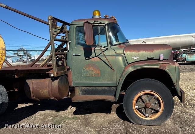 Image of International Loadstar 1800 equipment image 3