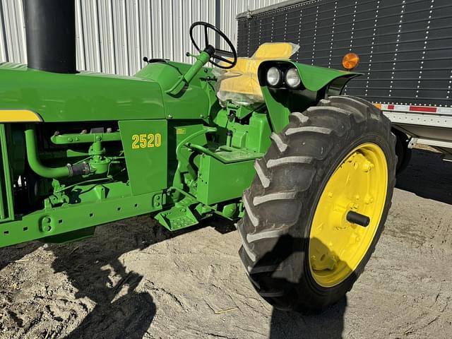 Image of John Deere 2520 equipment image 2