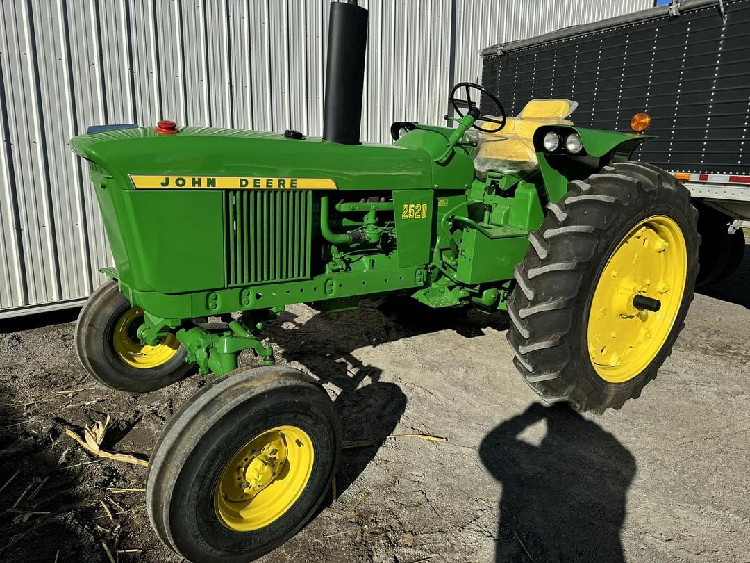 Image of John Deere 2520 Primary image