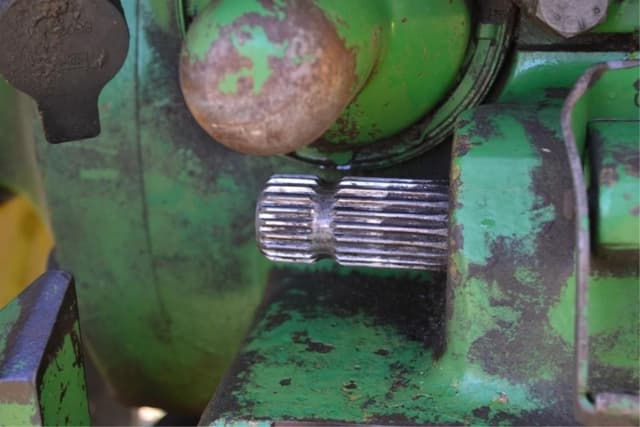 Image of John Deere 4320 equipment image 4