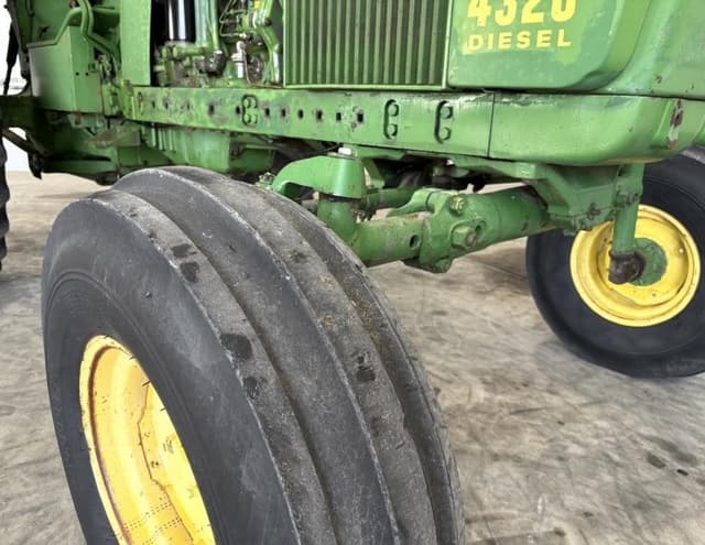 Image of John Deere 4320 equipment image 2