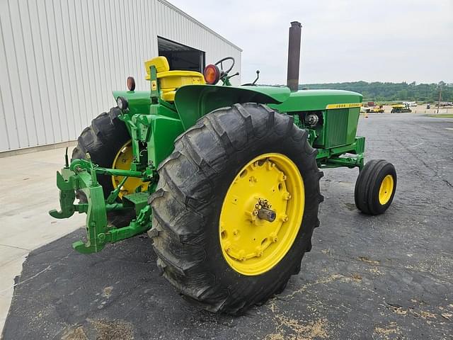Image of John Deere 4320 equipment image 4