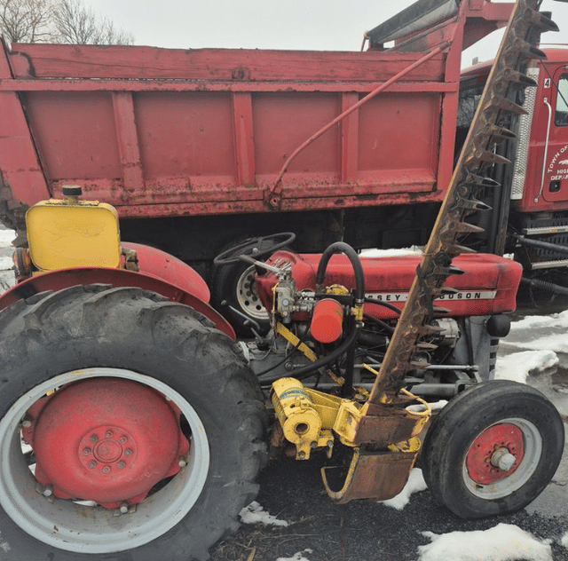 Image of Massey Ferguson 135 equipment image 2