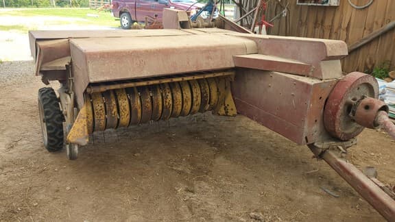 Image of New Holland 273 equipment image 3