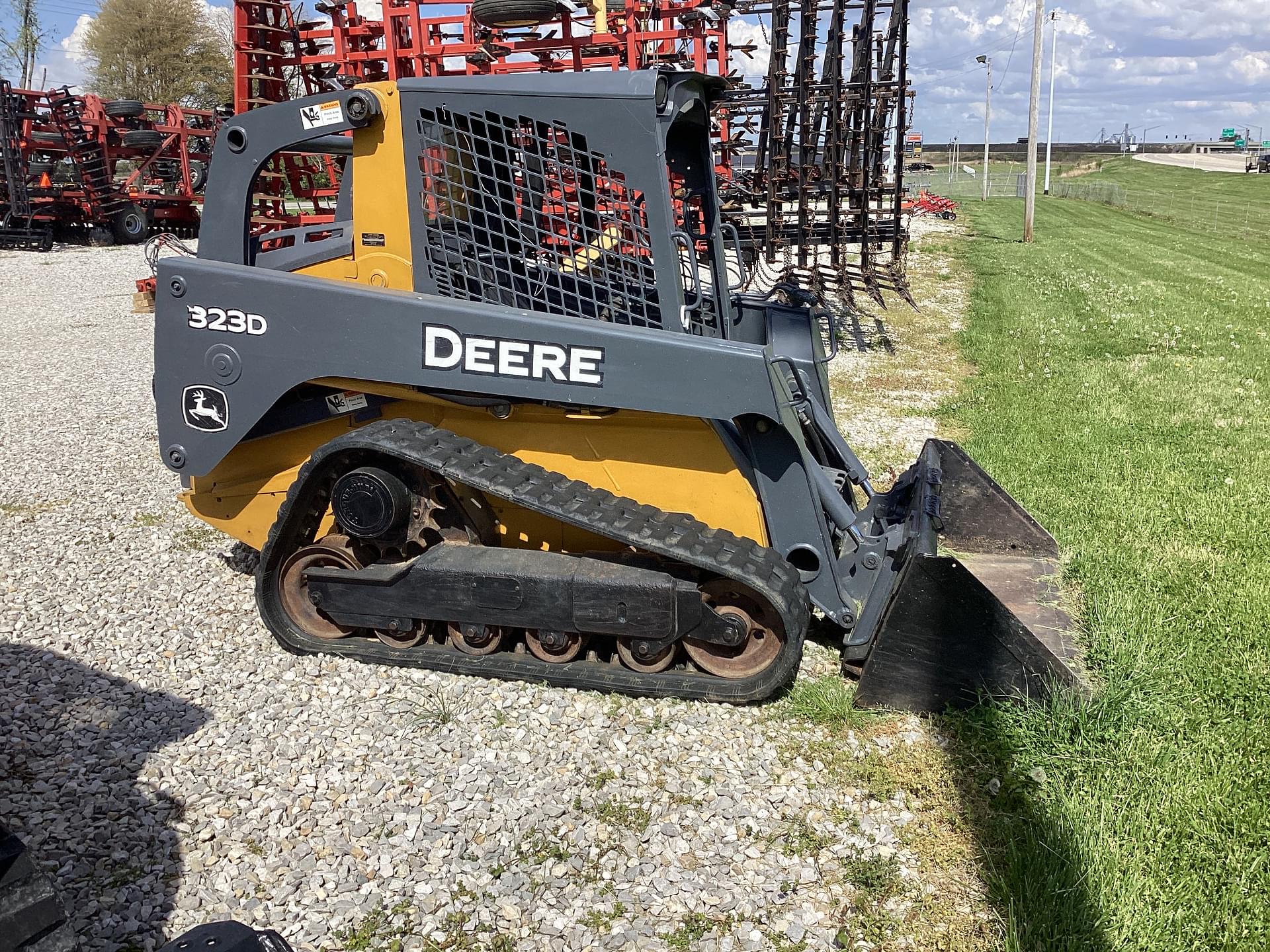 Tractor Zoom - 1972 John Deere 323D