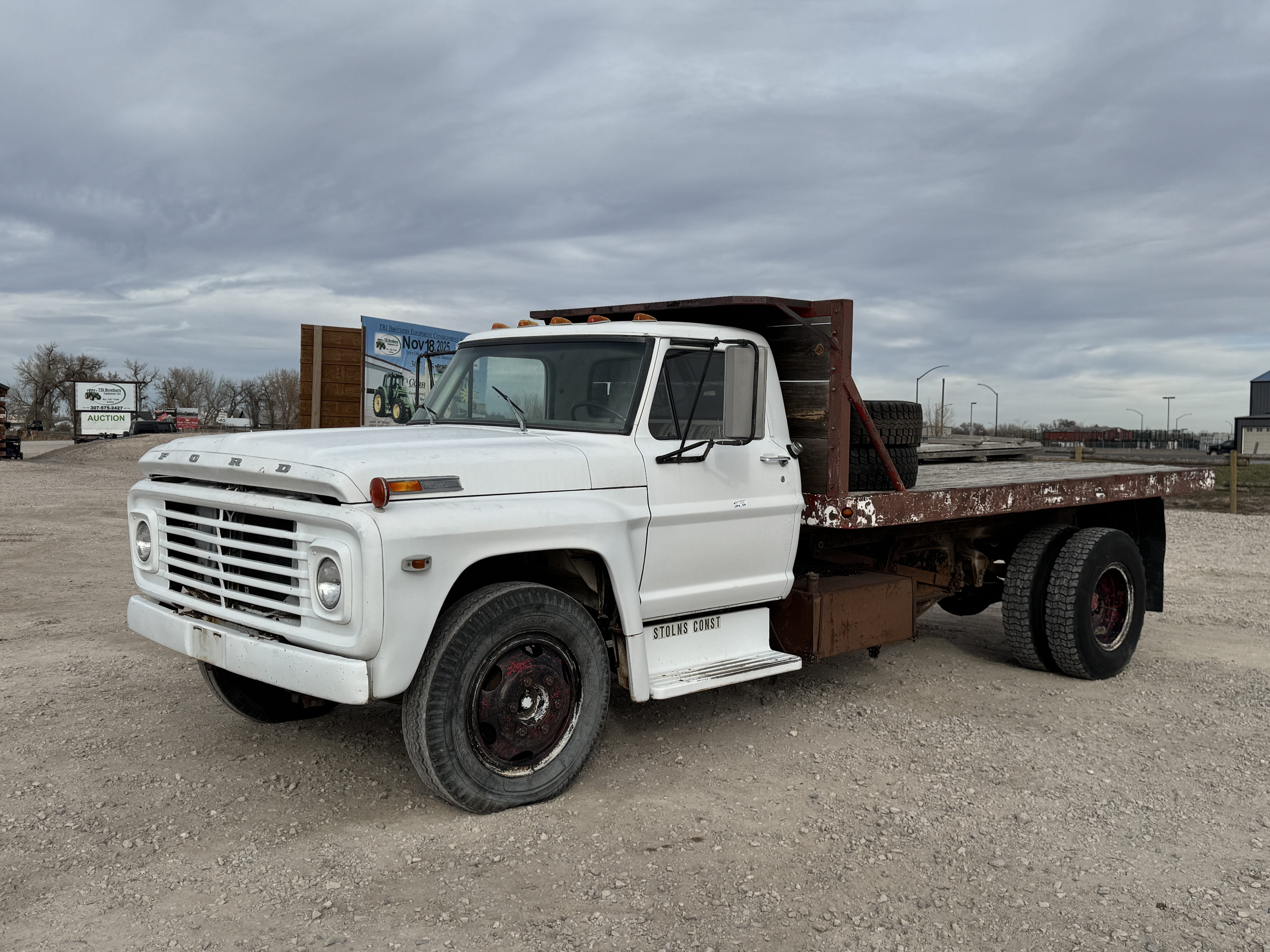 1972 Ford F-600 Equipment Image0
