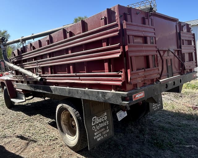 Image of Ford 600 equipment image 4