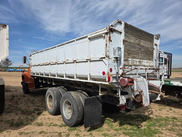 Image of Ford L8000 equipment image 3